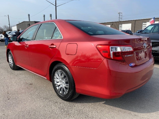 Toyota Camry Vehicle Full-screen Gallery Image 04