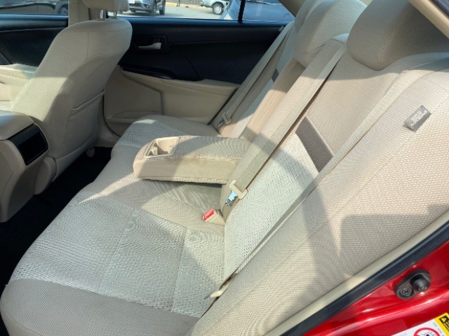 Toyota Camry Vehicle Full-screen Gallery Image 07