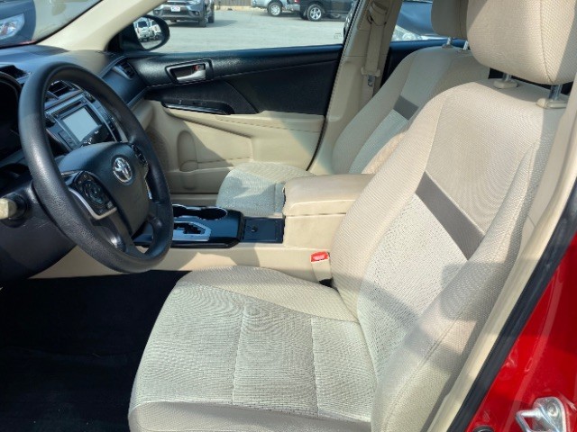 Toyota Camry Vehicle Full-screen Gallery Image 08