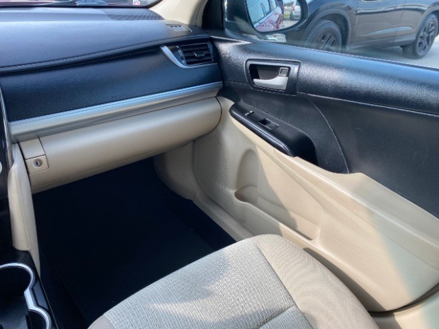 Toyota Camry Vehicle Full-screen Gallery Image 10