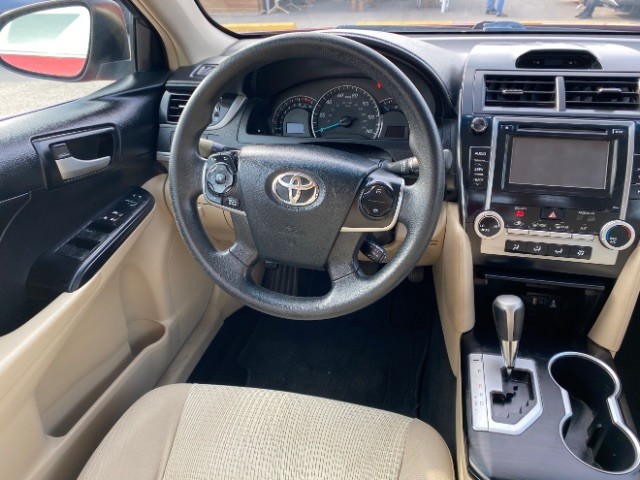 Toyota Camry Vehicle Full-screen Gallery Image 11