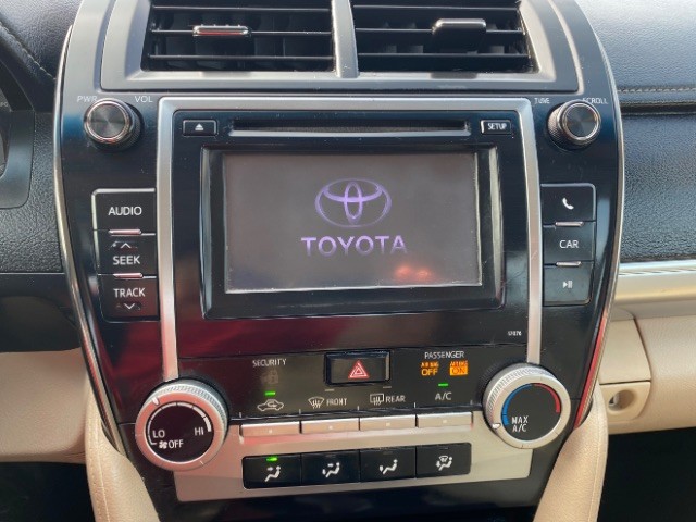 Toyota Camry Vehicle Full-screen Gallery Image 12