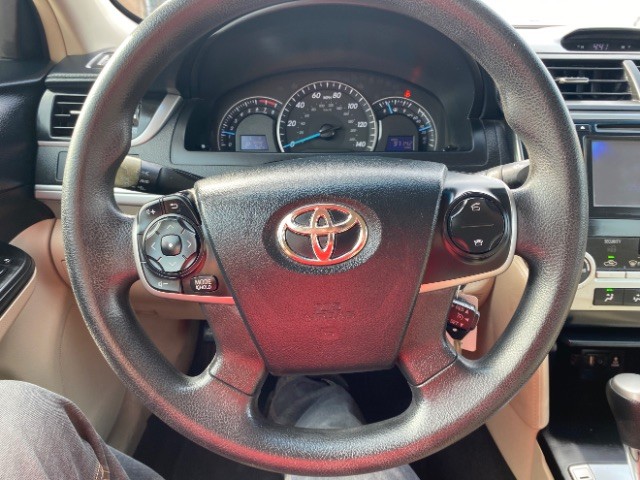 Toyota Camry Vehicle Full-screen Gallery Image 13
