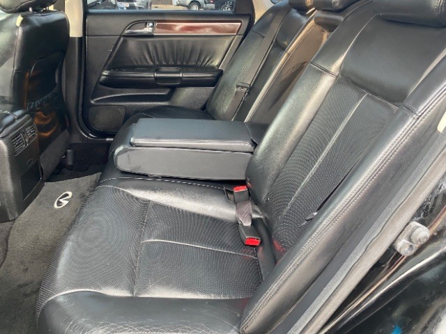 INFINITI M35 Vehicle Full-screen Gallery Image 07