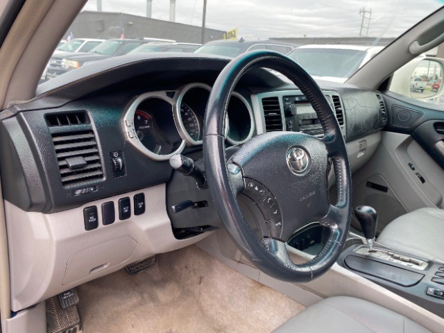 Toyota 4Runner Vehicle Full-screen Gallery Image 09