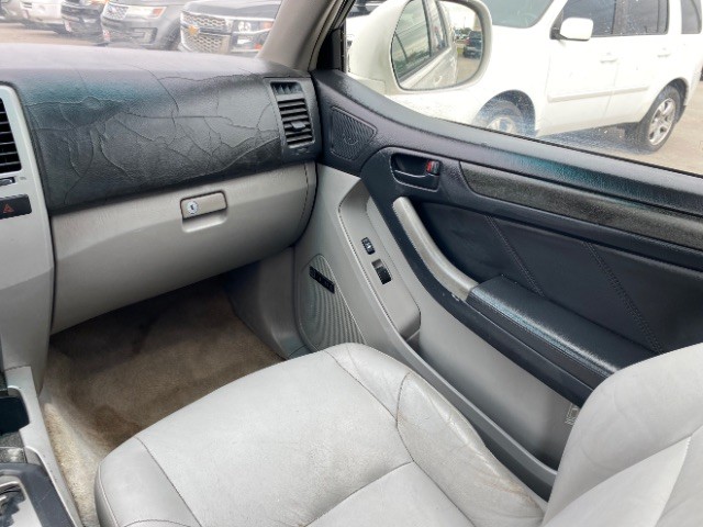 Toyota 4Runner Vehicle Full-screen Gallery Image 10