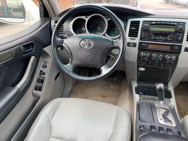 Toyota 4Runner Vehicle Full-screen Gallery Image 11