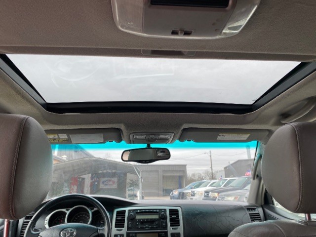 Toyota 4Runner Vehicle Full-screen Gallery Image 12