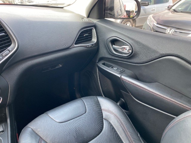 Jeep Cherokee Vehicle Full-screen Gallery Image 10