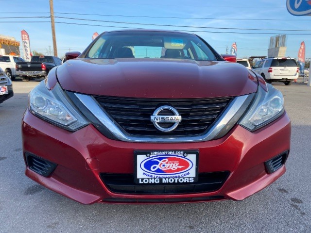 Nissan Altima Vehicle Full-screen Gallery Image 02