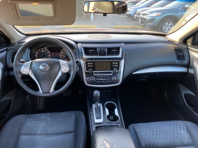 Nissan Altima Vehicle Full-screen Gallery Image 03