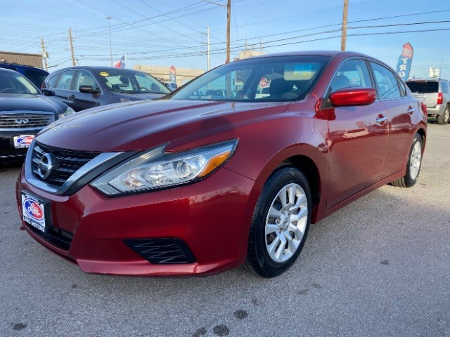 Nissan Altima Vehicle Full-screen Gallery Image 04