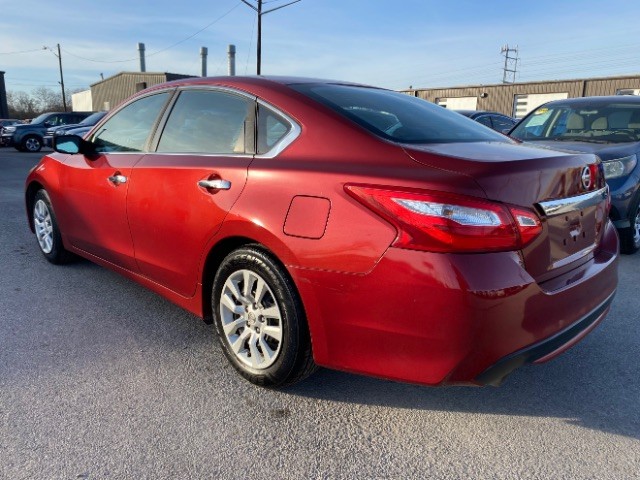 Nissan Altima Vehicle Full-screen Gallery Image 05