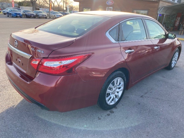 Nissan Altima Vehicle Full-screen Gallery Image 06