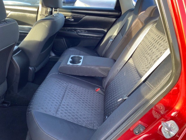 Nissan Altima Vehicle Full-screen Gallery Image 07