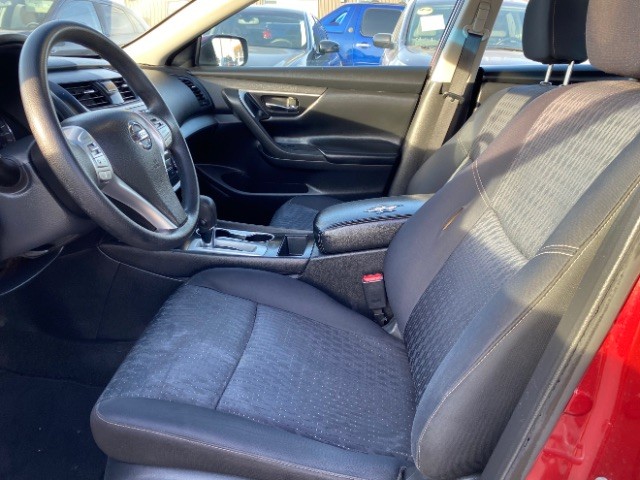 Nissan Altima Vehicle Full-screen Gallery Image 08