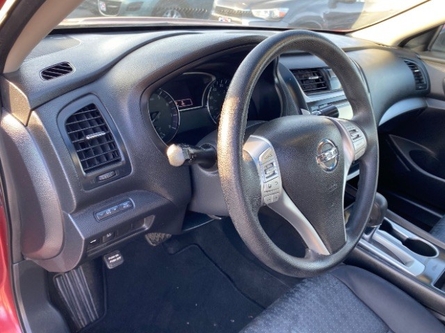 Nissan Altima Vehicle Full-screen Gallery Image 09