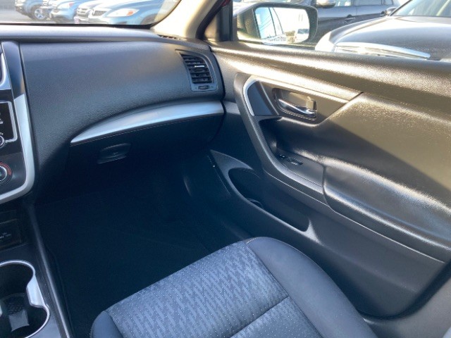 Nissan Altima Vehicle Full-screen Gallery Image 10