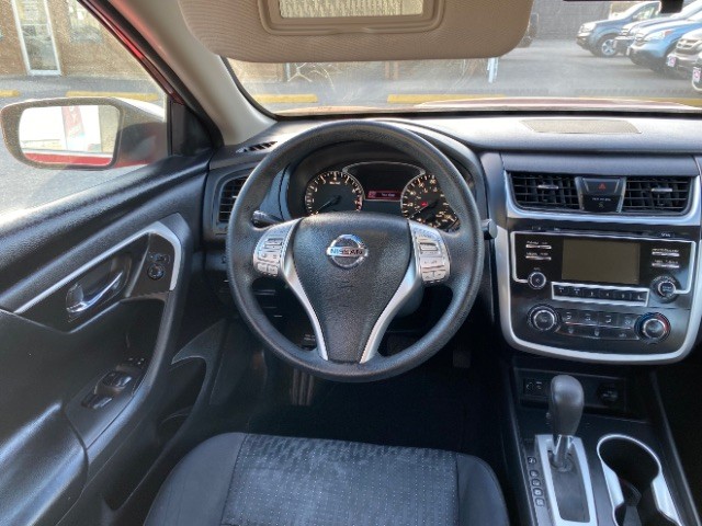 Nissan Altima Vehicle Full-screen Gallery Image 11