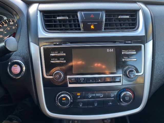 Nissan Altima Vehicle Full-screen Gallery Image 12