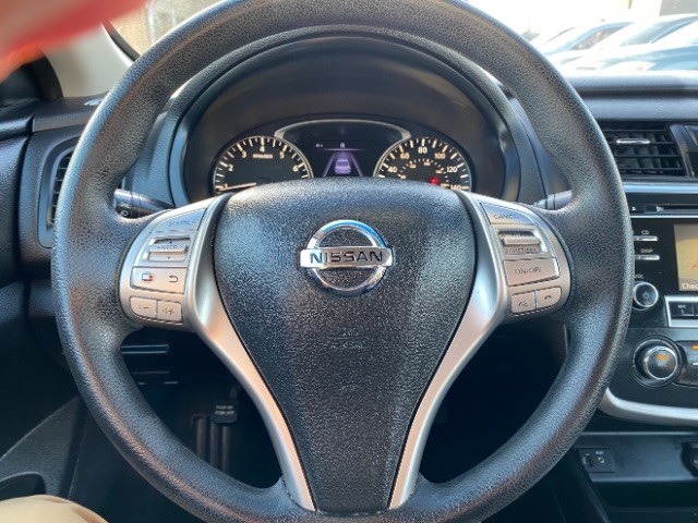 Nissan Altima Vehicle Full-screen Gallery Image 14