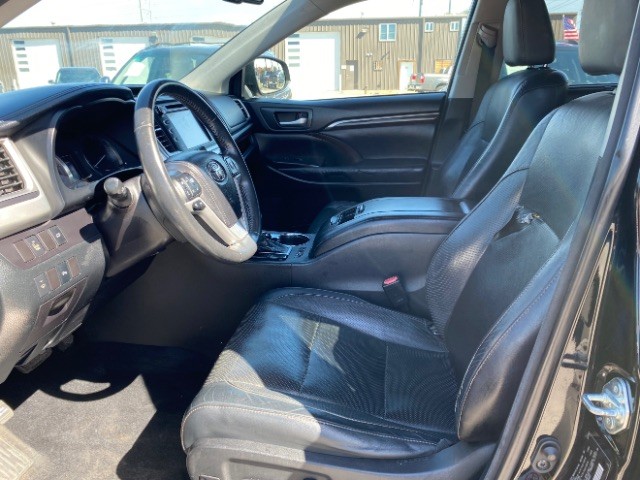 Toyota Highlander Vehicle Full-screen Gallery Image 09