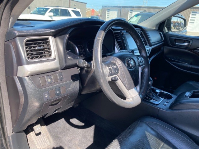 Toyota Highlander Vehicle Full-screen Gallery Image 10