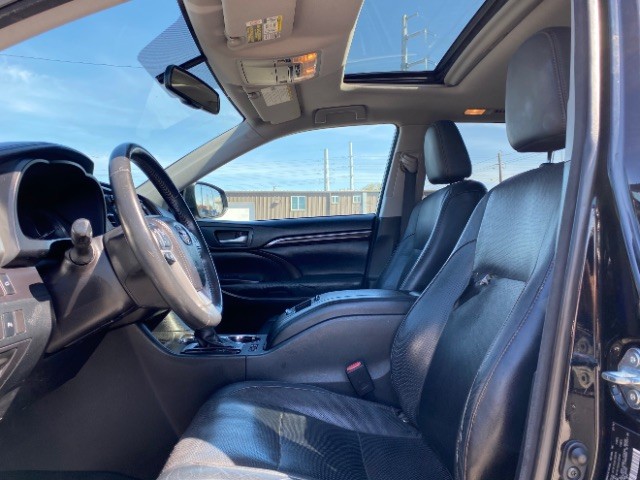 Toyota Highlander Vehicle Full-screen Gallery Image 11