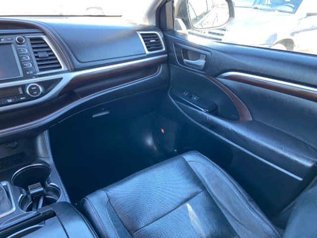 Toyota Highlander Vehicle Full-screen Gallery Image 12