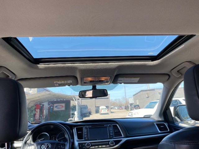 Toyota Highlander Vehicle Full-screen Gallery Image 14