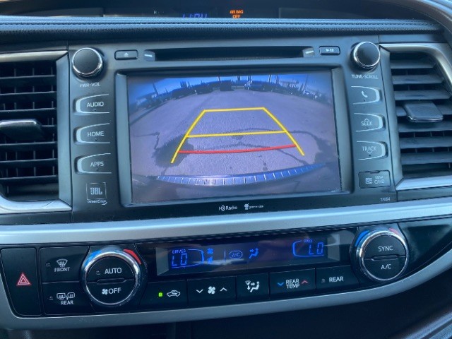 Toyota Highlander Vehicle Full-screen Gallery Image 16