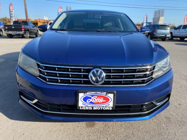 Volkswagen Passat Vehicle Full-screen Gallery Image 02