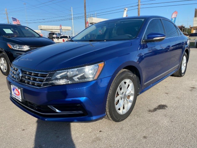 Volkswagen Passat Vehicle Full-screen Gallery Image 03