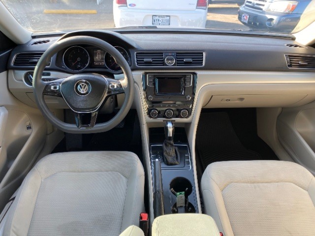 Volkswagen Passat Vehicle Full-screen Gallery Image 06