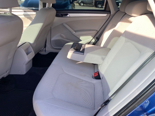 Volkswagen Passat Vehicle Full-screen Gallery Image 07