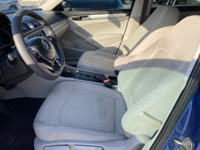 Volkswagen Passat Vehicle Full-screen Gallery Image 08