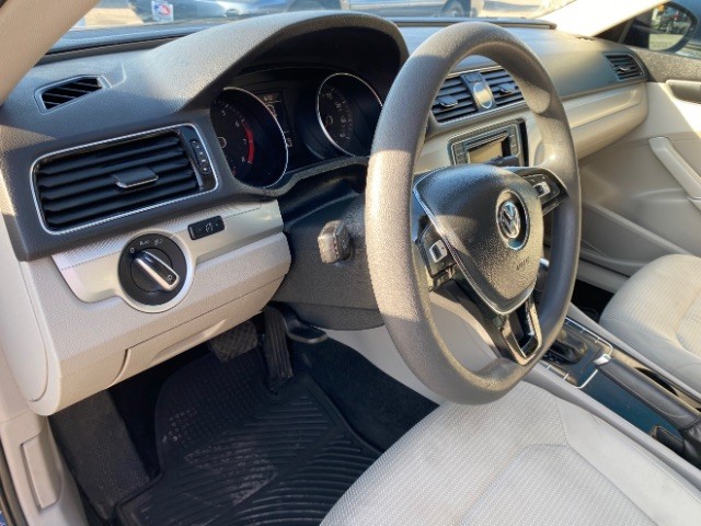 Volkswagen Passat Vehicle Full-screen Gallery Image 09