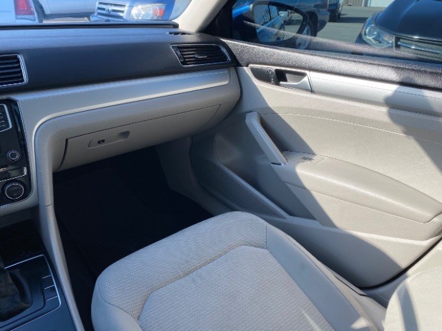 Volkswagen Passat Vehicle Full-screen Gallery Image 10