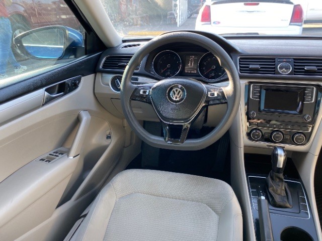 Volkswagen Passat Vehicle Full-screen Gallery Image 11