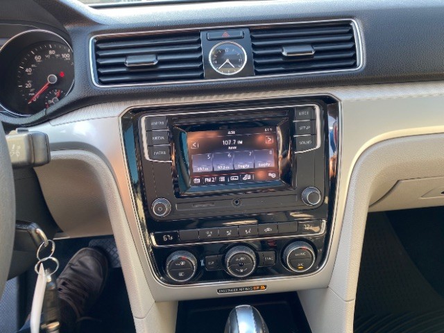 Volkswagen Passat Vehicle Full-screen Gallery Image 12