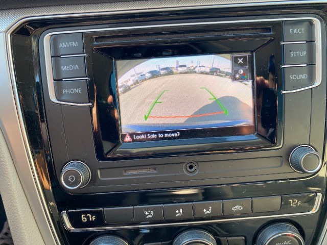 Volkswagen Passat Vehicle Full-screen Gallery Image 13