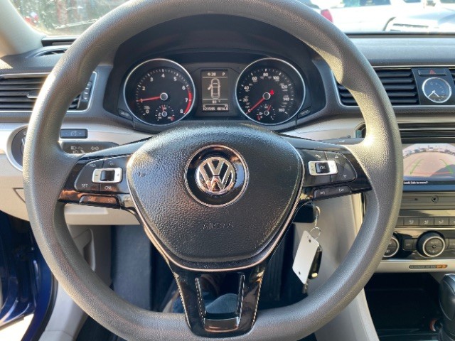 Volkswagen Passat Vehicle Full-screen Gallery Image 14