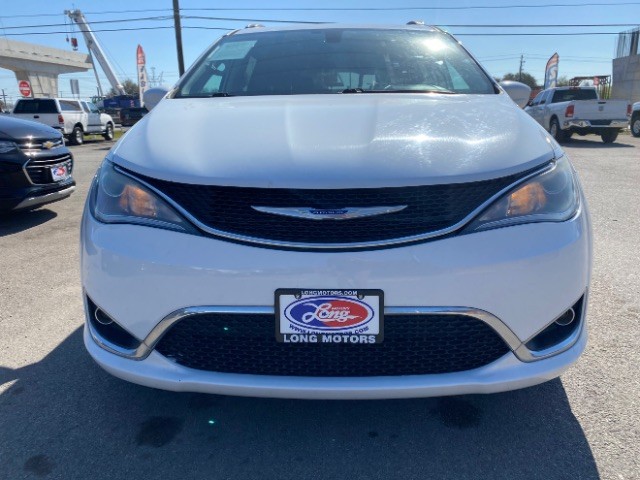 Chrysler Pacifica Vehicle Full-screen Gallery Image 02