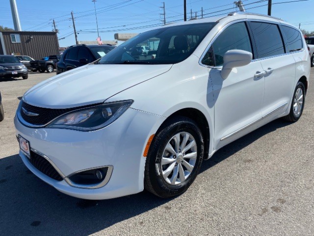 Chrysler Pacifica Vehicle Full-screen Gallery Image 03