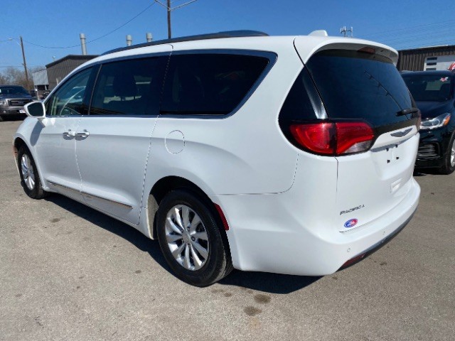 Chrysler Pacifica Vehicle Full-screen Gallery Image 04