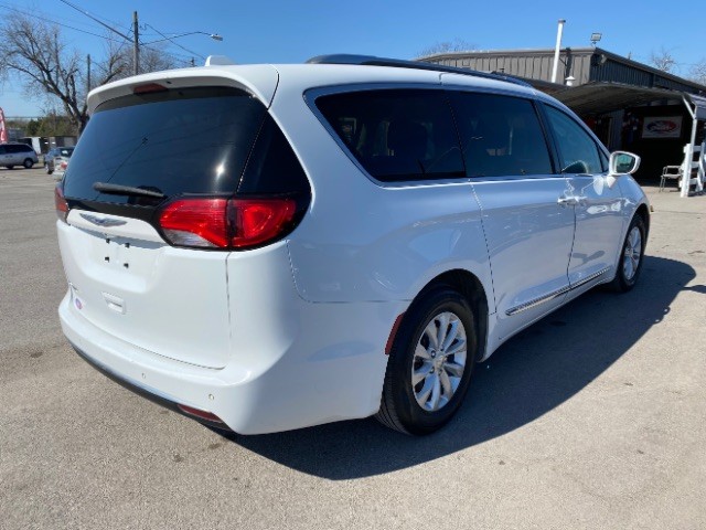 Chrysler Pacifica Vehicle Full-screen Gallery Image 05