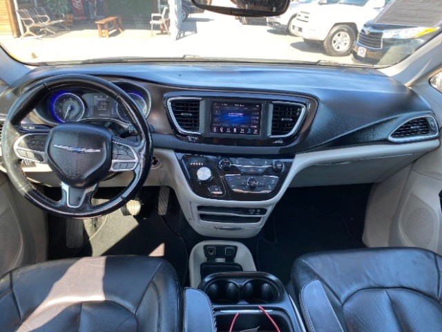 Chrysler Pacifica Vehicle Full-screen Gallery Image 06