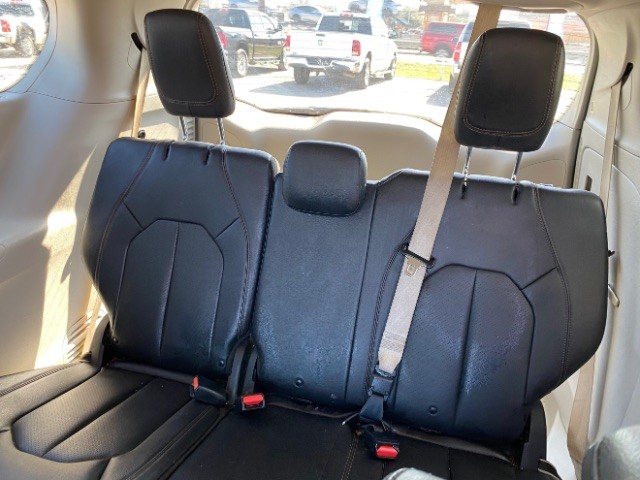 Chrysler Pacifica Vehicle Full-screen Gallery Image 07