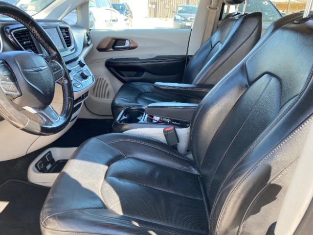 Chrysler Pacifica Vehicle Full-screen Gallery Image 09