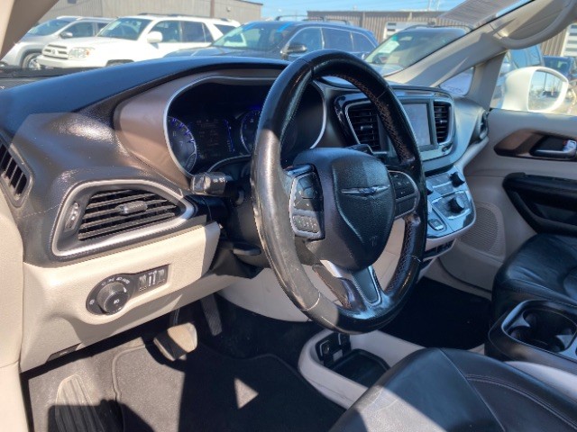 Chrysler Pacifica Vehicle Full-screen Gallery Image 10